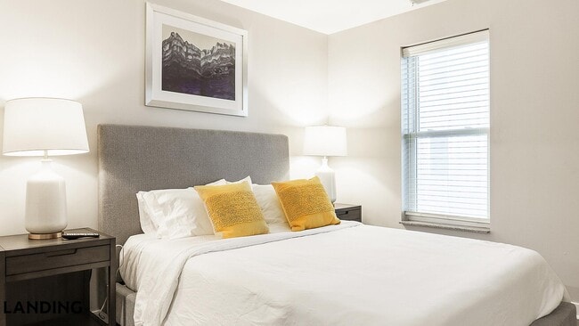 Building Photo - 335 W 9th St