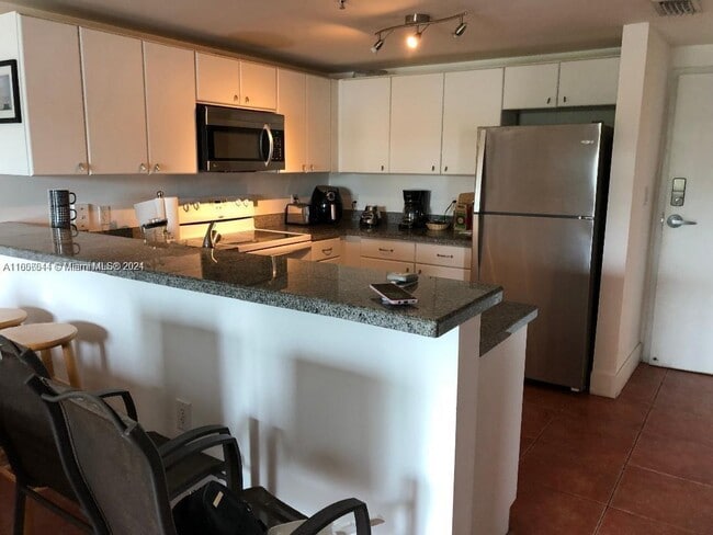 Building Photo - 2740 SW 28th Terrace