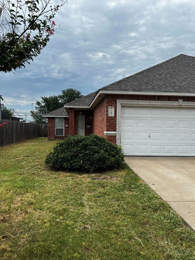 Primary Photo - Awesome 4 bedroom ready NOW!