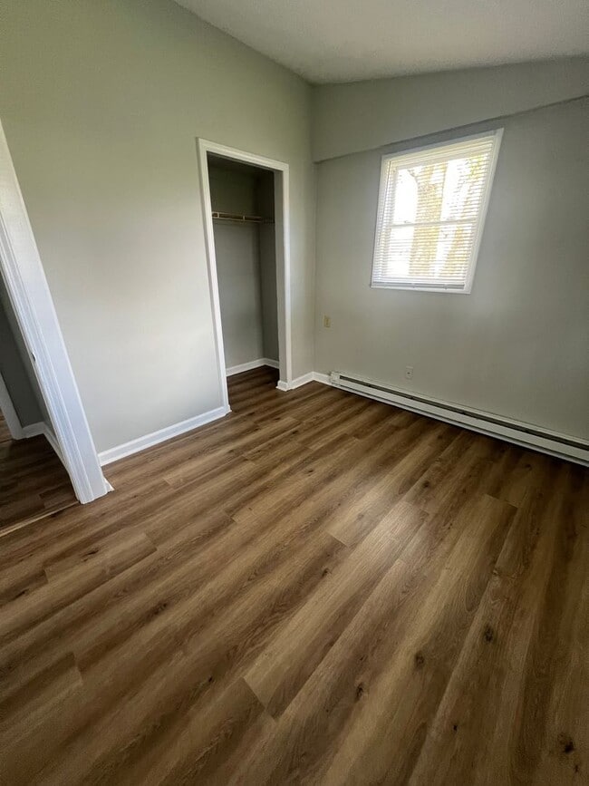 Building Photo - 2 bedroom and 1 bath