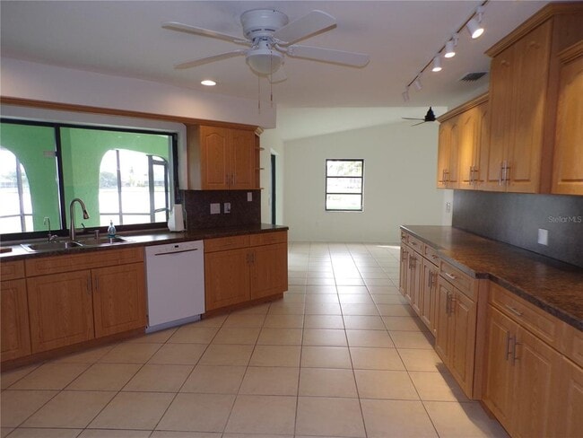 Foto del edificio - 2437 Greenland Ct