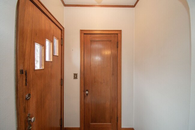 Foto del edificio - Charming 4-Bedroom Rental with Garage & Large Fenced Backyard!