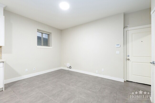 Photo du bâtiment - 2 Bed, 1 Bath Basement Suite for Rent in Langley!