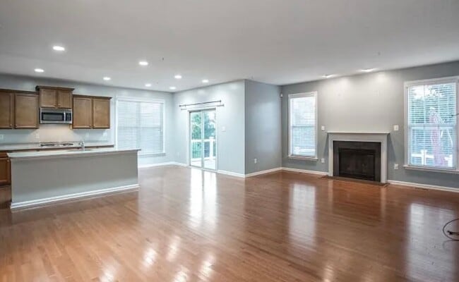 Photo - Gorgeous Large Sf 4 beds + 3.5 BATHS - House