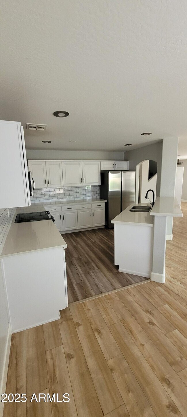 Building Photo - 31640 N Desert View Dr
