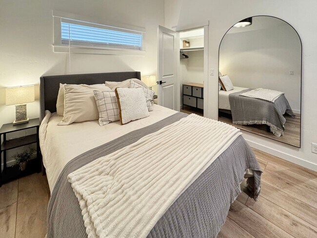 Building Photo - Modern Furnished 1-Bedroom Studio ADU in Prime Location