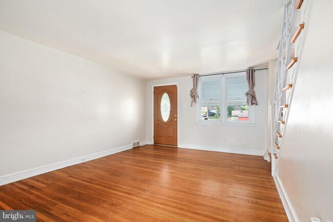 Building Photo - 2560 Stoneybrook Ln
