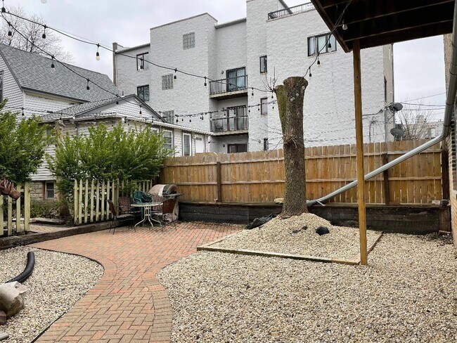 Building Photo - 1646 N Oakley Ave