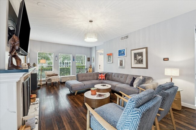 Foto del edificio - 2100 Tanglewilde St