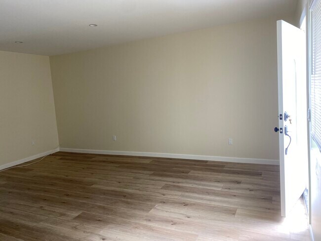 Building Photo - 6924 Encino Ave