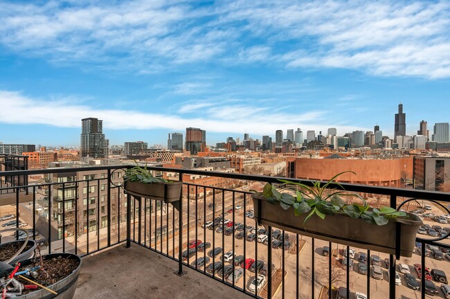 First floor balcony - 6 S Laflin St