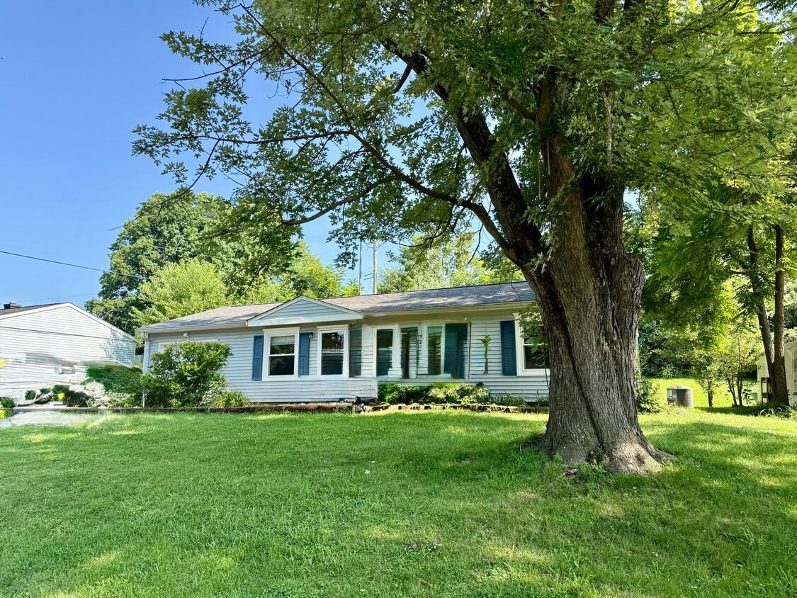 Primary Photo - 3 Bedroom Available in Ellettsville NOW! $...
