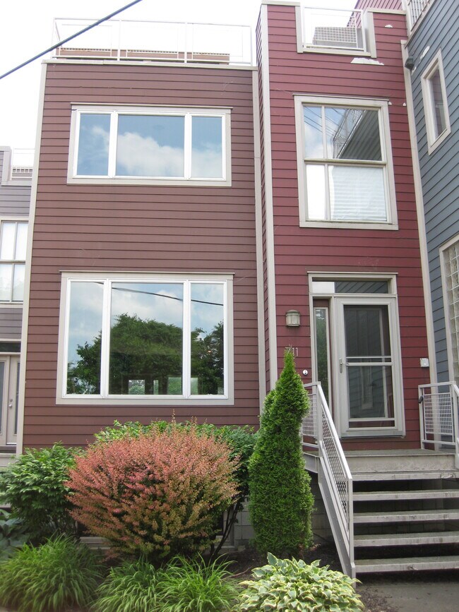 Building Photo - 711 University Rd