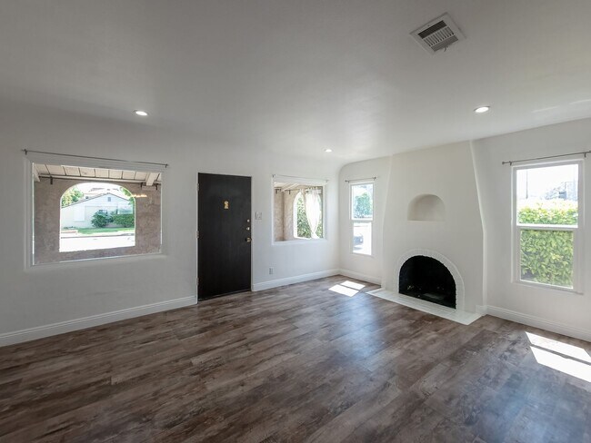 Building Photo - Elegant 3BD/2BA Oasis in the Heart of Glen...