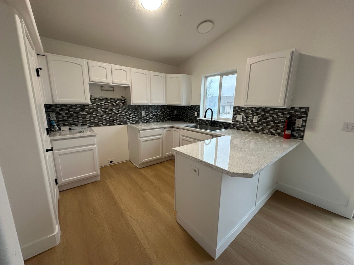 Foto principal - SPACIOUS Single Family - NEWLY Remodeled- ...