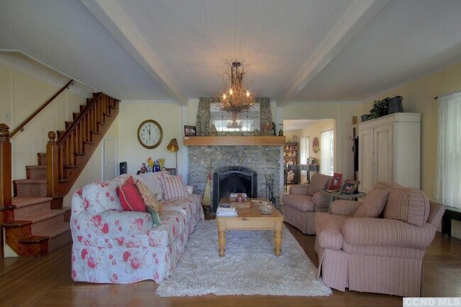 Foto del edificio - 363 Lakeview Rd