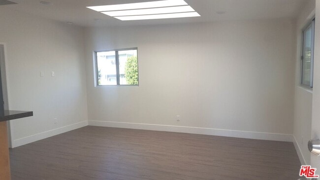 Foto del edificio - 3527 Dunn Dr