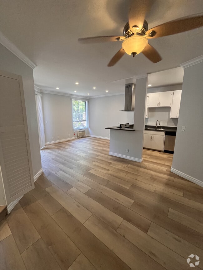 Building Photo - 2107 N Beachwood Dr