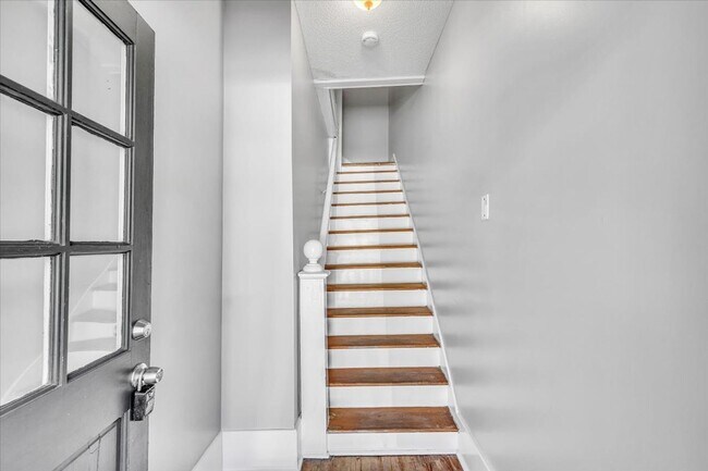 Foto del edificio - 3 bedroom 2 bath Downtown Savannah apartment