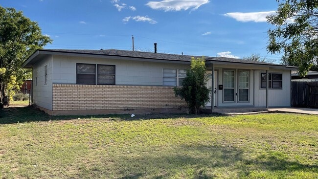 Building Photo - Spacious Modern Retreat – 4-Bed, 2-Bath Home