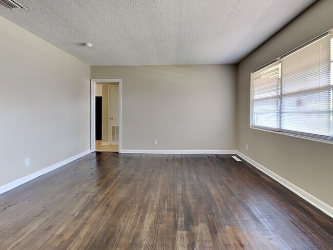 Building Photo - 1332 Arlingwood Ave