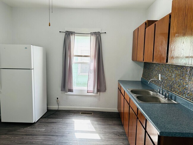Foto del edificio - Pet Friendly 3 Bedroom with Fenced Yard, G...