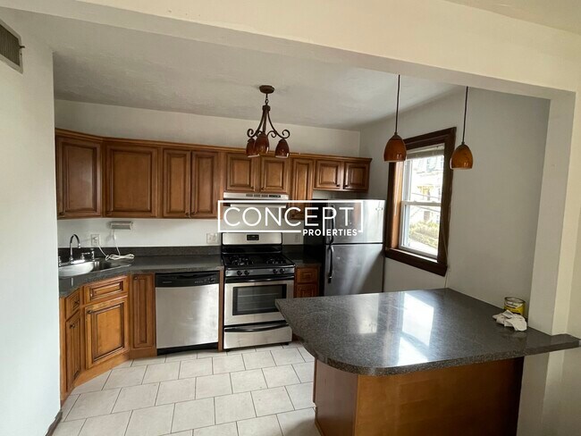 Building Photo - 87 Sheridan St