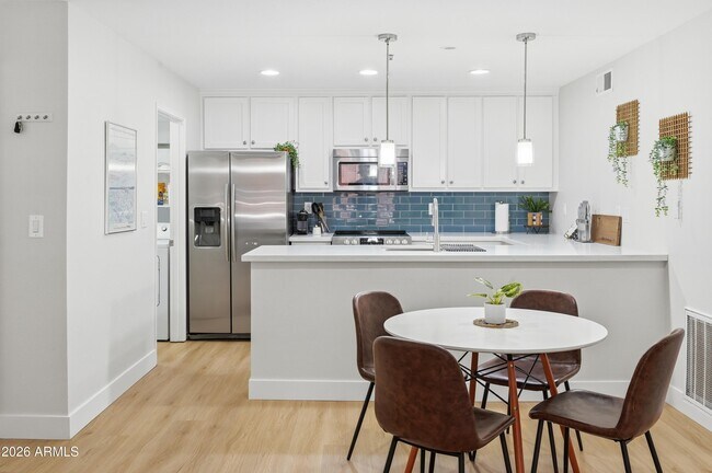 Foto del edificio - 4704 E Paradise Village Pkwy N