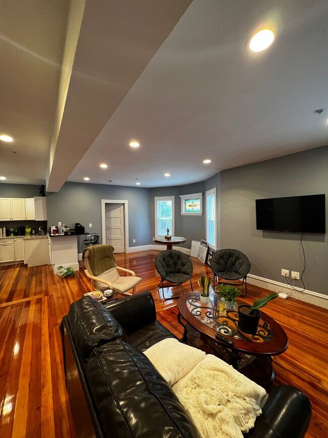 Foto del edificio - Beautiful, Completely Renovated Condo Qual...