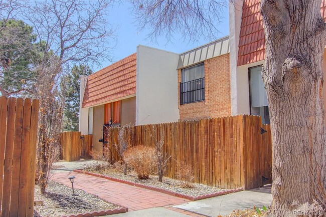Foto del edificio - 6468 E Bates Ave