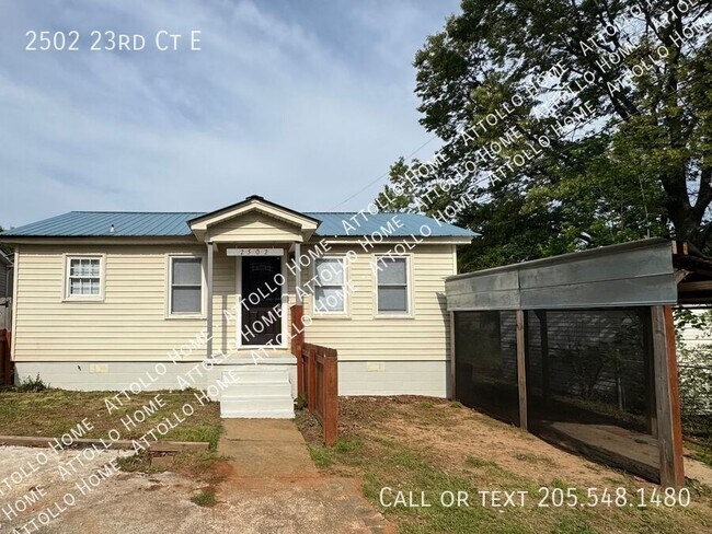 Building Photo - 3 Bedroom 2 Bath with large yard and scree...