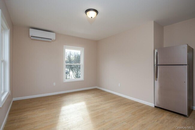 Foto del edificio - 72 S Main St