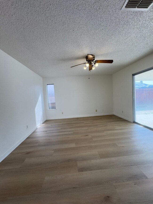 Building Photo - Located in a great neighborhood 4Bdm 2Ba Home With 2Car Garage