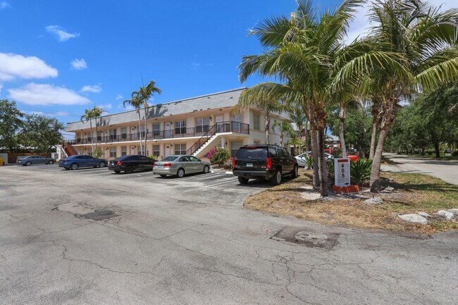 Building Photo - 405 N Cypress Dr