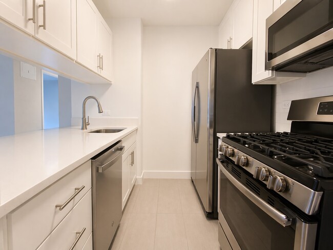 Foto del edificio - 323 E 50th St