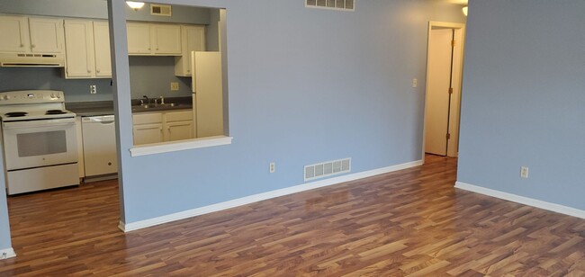 Building Photo - Smithton Condo, top floor, plank floors, w...
