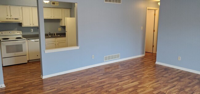 Foto del edificio - Smithton Condo, top floor, plank floors, w...