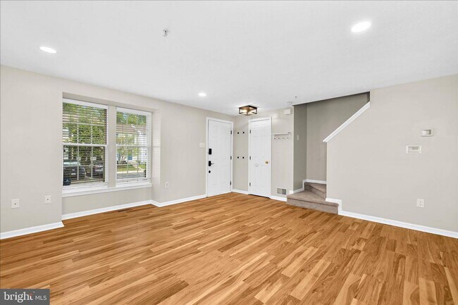 Building Photo - Beautiful End Unit Townhome in Bluffs At Deep Creek!