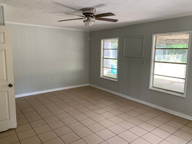 Foto del edificio - 2449 Midway St