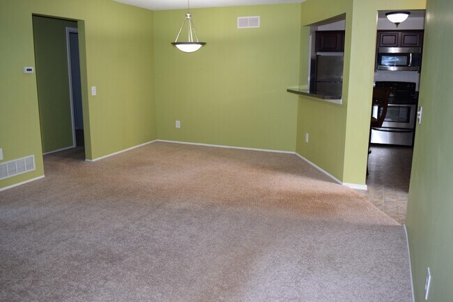 Building Photo - GREAT ENTRY LEVEL CONDO IN FARMINGTON HILLS!