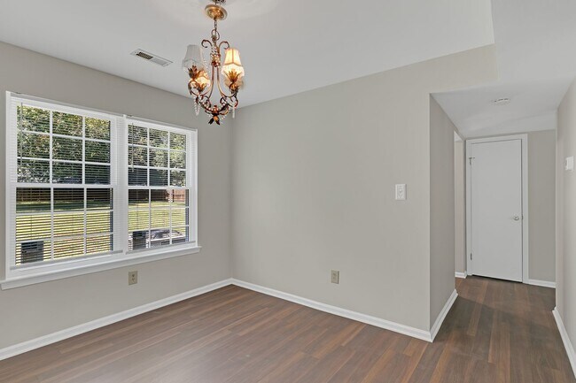 Foto del edificio - Call Sabrina Thomas at 757-767-0767 for more information