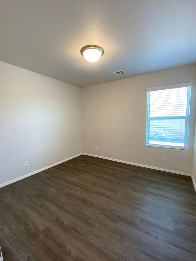 Foto del edificio - Pre-Leasing Now! | Your New Home Awaits — Modern 3-Bedroom Home in East Village