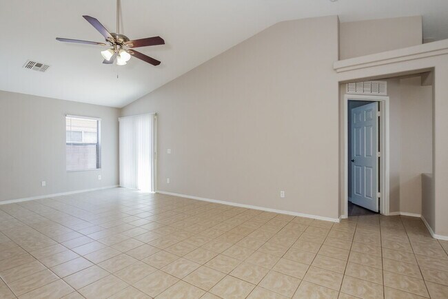 Foto del edificio - 24007 W Huntington Dr