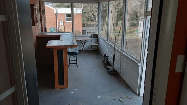 Foto del edificio - Classic Brick Ranch with 3 Bedrooms and 1 Bath in West End