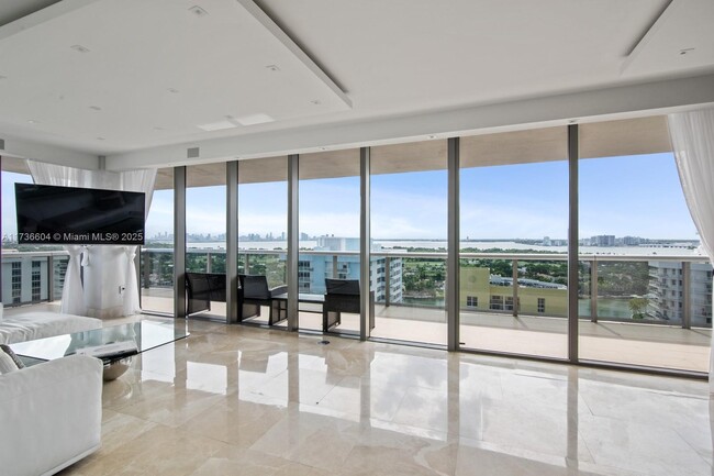 Foto del edificio - 5875 Collins Ave