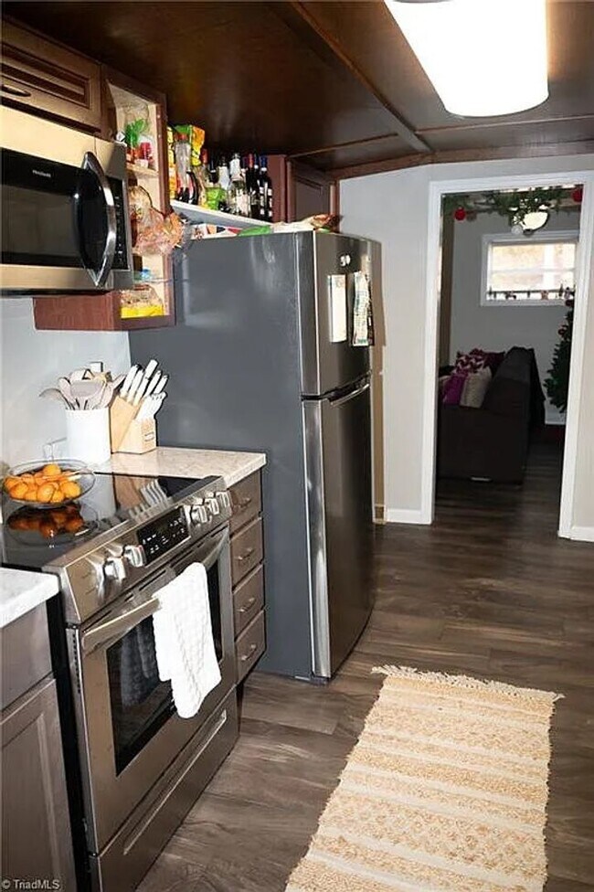 Foto del edificio - Spacious 4-Bedroom Home with Large Yard in...