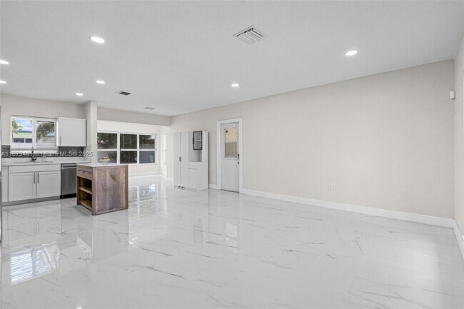 Foto del edificio - 3220 NW 4th Ct
