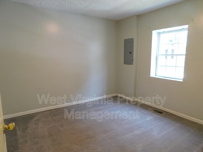 Foto del edificio - 124 1/2 Maple St