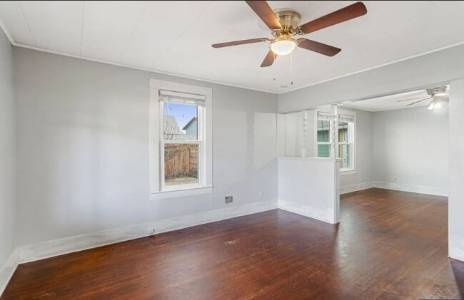 Building Photo - Charming 3 Bedroom 2 Bath