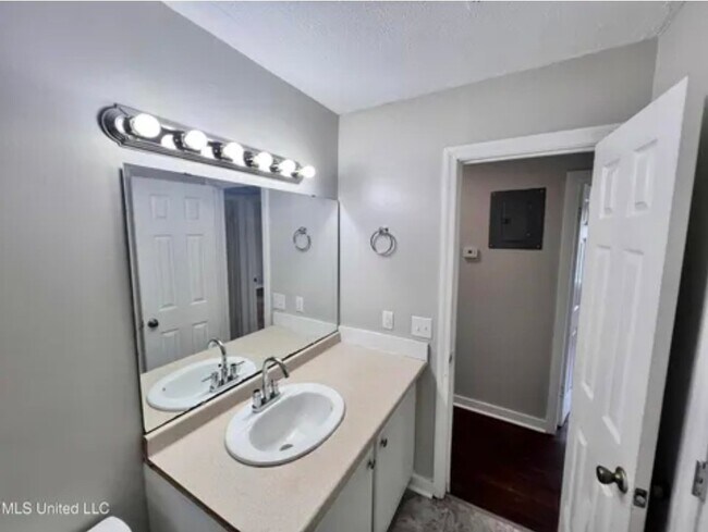 Foto del edificio - 1311 Fernwood Dr